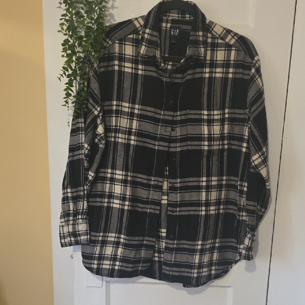 GAP Classic Black and Cream Plaid Shirt